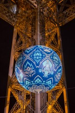 Shepard Fairey (aka Obey) - Earth Crisis - Oeuvre suspendue au coeur de la Tour Eiffel, présentée du 20 au 26 novembre 2015 à l'occasion de l'ouverture de la COP21.