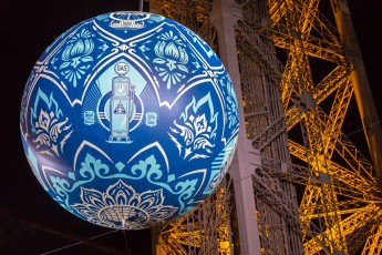 Shepard Fairey (aka Obey) - Earth Crisis - Oeuvre suspendue au coeur de la Tour Eiffel, présentée du 20 au 26 novembre 2015 à l'occasion de l'ouverture de la COP21.