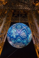 Shepard Fairey (aka Obey) - Earth Crisis - Oeuvre suspendue au coeur de la Tour Eiffel, présentée du 20 au 26 novembre 2015 à l'occasion de l'ouverture de la COP21.