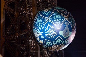 Shepard Fairey (aka Obey) - Earth Crisis - Oeuvre suspendue au coeur de la Tour Eiffel, présentée du 20 au 26 novembre 2015 à l'occasion de l'ouverture de la COP21.