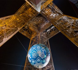 Shepard Fairey (aka Obey) - Earth Crisis - Oeuvre suspendue au coeur de la Tour Eiffel, présentée du 20 au 26 novembre 2015 à l'occasion de l'ouverture de la COP21.