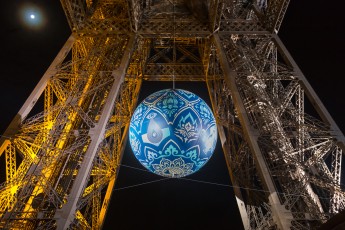 Shepard Fairey (aka Obey) - Earth Crisis - Oeuvre suspendue au coeur de la Tour Eiffel, présentée du 20 au 26 novembre 2015 à l'occasion de l'ouverture de la COP21.