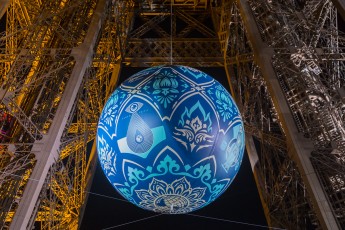 Shepard Fairey (aka Obey) - Earth Crisis - Oeuvre suspendue au coeur de la Tour Eiffel, présentée du 20 au 26 novembre 2015 à l'occasion de l'ouverture de la COP21.