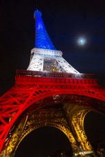 Shepard Fairey (aka Obey) - Earth Crisis - Oeuvre suspendue au coeur de la Tour Eiffel, présentée du 20 au 26 novembre 2015 à l'occasion de l'ouverture de la COP21.