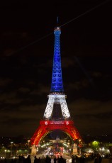 En hommage aux 130 victimes des attentats parisiens du vendredi 13 décembre 2015, la Tour Eiffel s'est parée pour quelques jours de bleu, blanc et rouge. Projetée également, la devise de Paris "Fluctuat nec mergitur", Battu par les flots mais ne sombre pas...