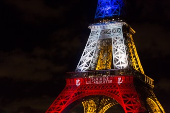 En hommage aux 130 victimes des attentats parisiens du vendredi 13 décembre 2015, la Tour Eiffel s'est parée pour quelques jours de bleu, blanc et rouge. Projetée également, la devise de Paris "Fluctuat nec mergitur", Battu par les flots mais ne sombre pas...