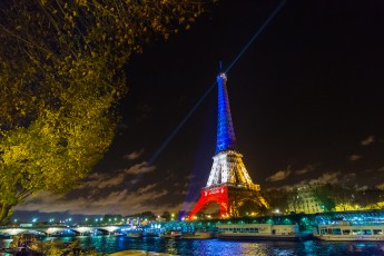 En hommage aux 130 victimes des attentats parisiens du vendredi 13 décembre 2015, la Tour Eiffel s'est parée pour quelques jours de bleu, blanc et rouge. Projetée également, la devise de Paris "Fluctuat nec mergitur", Battu par les flots mais ne sombre pas...