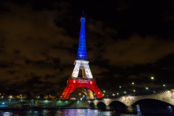 En hommage aux 130 victimes des attentats parisiens du vendredi 13 décembre 2015, la Tour Eiffel s'est parée pour quelques jours de bleu, blanc et rouge. Projetée également, la devise de Paris "Fluctuat nec mergitur", Battu par les flots mais ne sombre pas...