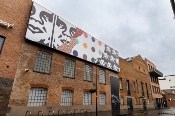 "Triple Trouble" exposition de Invader, Shepard Fairey et Damien Hirst à la Newport Street Gallery du 10 octobre 2025 au 29 mars 2026