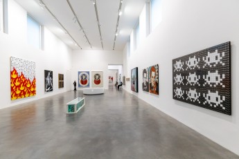 "Triple Trouble" exposition de Invader, Shepard Fairey et Damien Hirst à la Newport Street Gallery du 10 octobre 2025 au 29 mars 2026