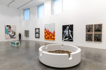 "Triple Trouble" exposition de Invader, Shepard Fairey et Damien Hirst à la Newport Street Gallery du 10 octobre 2025 au 29 mars 2026