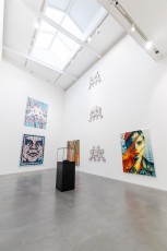 "Triple Trouble" exposition de Invader, Shepard Fairey et Damien Hirst à la Newport Street Gallery du 10 octobre 2025 au 29 mars 2026