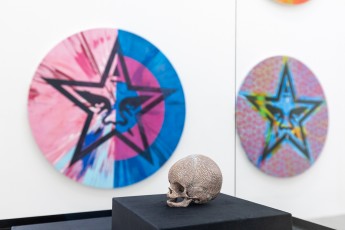 "Triple Trouble" exposition de Invader, Shepard Fairey et Damien Hirst à la Newport Street Gallery du 10 octobre 2025 au 29 mars 2026