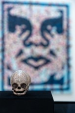 "Triple Trouble" exposition de Invader, Shepard Fairey et Damien Hirst à la Newport Street Gallery du 10 octobre 2025 au 29 mars 2026