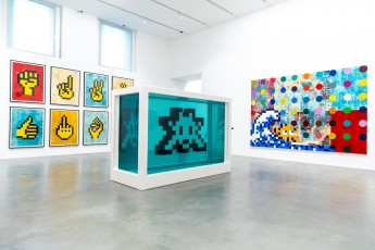"Triple Trouble" exposition de Invader, Shepard Fairey et Damien Hirst à la Newport Street Gallery du 10 octobre 2025 au 29 mars 2026