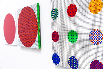 "Triple Trouble" exposition de Invader, Shepard Fairey et Damien Hirst à la Newport Street Gallery du 10 octobre 2025 au 29 mars 2026