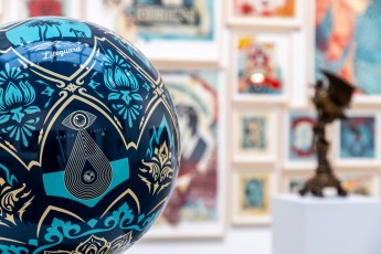 "Triple Trouble" exposition de Invader, Shepard Fairey et Damien Hirst à la Newport Street Gallery du 10 octobre 2025 au 29 mars 2026