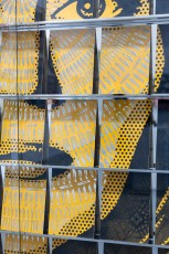 "Triple Trouble" exposition de Invader, Shepard Fairey et Damien Hirst à la Newport Street Gallery du 10 octobre 2025 au 29 mars 2026