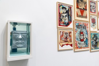"Triple Trouble" exposition de Invader, Shepard Fairey et Damien Hirst à la Newport Street Gallery du 10 octobre 2025 au 29 mars 2026