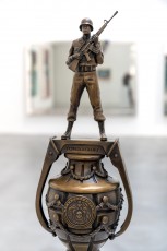 "Triple Trouble" exposition de Invader, Shepard Fairey et Damien Hirst à la Newport Street Gallery du 10 octobre 2025 au 29 mars 2026