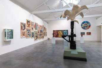 "Triple Trouble" exposition de Invader, Shepard Fairey et Damien Hirst à la Newport Street Gallery du 10 octobre 2025 au 29 mars 2026