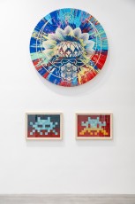 "Triple Trouble" exposition de Invader, Shepard Fairey et Damien Hirst à la Newport Street Gallery du 10 octobre 2025 au 29 mars 2026
