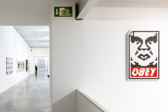 "Triple Trouble" exposition de Invader, Shepard Fairey et Damien Hirst à la Newport Street Gallery du 10 octobre 2025 au 29 mars 2026
