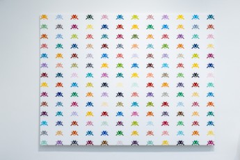 "Triple Trouble" exposition de Invader, Shepard Fairey et Damien Hirst à la Newport Street Gallery du 10 octobre 2025 au 29 mars 2026