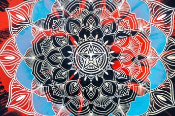 "Triple Trouble" exposition de Invader, Shepard Fairey et Damien Hirst à la Newport Street Gallery du 10 octobre 2025 au 29 mars 2026