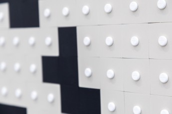 "Triple Trouble" exposition de Invader, Shepard Fairey et Damien Hirst à la Newport Street Gallery du 10 octobre 2025 au 29 mars 2026