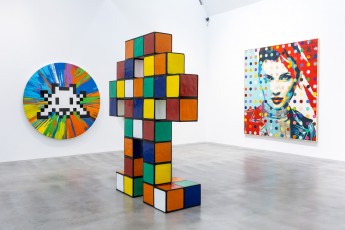 "Triple Trouble" exposition de Invader, Shepard Fairey et Damien Hirst à la Newport Street Gallery du 10 octobre 2025 au 29 mars 2026
