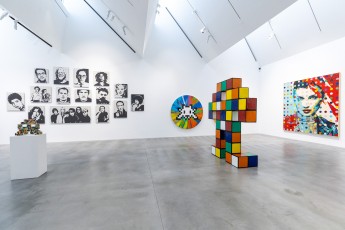 "Triple Trouble" exposition de Invader, Shepard Fairey et Damien Hirst à la Newport Street Gallery du 10 octobre 2025 au 29 mars 2026
