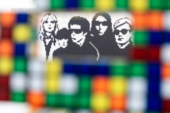 "Triple Trouble" exposition de Invader, Shepard Fairey et Damien Hirst à la Newport Street Gallery du 10 octobre 2025 au 29 mars 2026