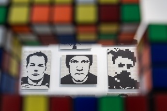 "Triple Trouble" exposition de Invader, Shepard Fairey et Damien Hirst à la Newport Street Gallery du 10 octobre 2025 au 29 mars 2026