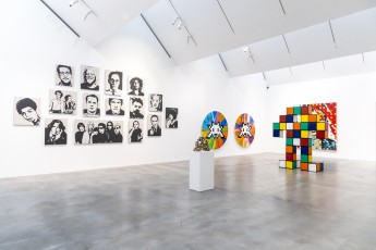 "Triple Trouble" exposition de Invader, Shepard Fairey et Damien Hirst à la Newport Street Gallery du 10 octobre 2025 au 29 mars 2026