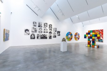 "Triple Trouble" exposition de Invader, Shepard Fairey et Damien Hirst à la Newport Street Gallery du 10 octobre 2025 au 29 mars 2026