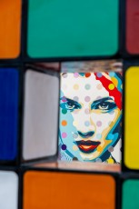 "Triple Trouble" exposition de Invader, Shepard Fairey et Damien Hirst à la Newport Street Gallery du 10 octobre 2025 au 29 mars 2026