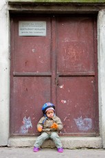 C215 - Rue de Belleville 20èEn balade en vélo avec Manon, pour en arriver là il a fallu suer à grosses gouttes en montant Ménilmontant avec Manon sur son siège à l'arrière. Elle avait l'air d'apprécier les chats de C215, il a même fallu qu'elle les embrasse. - Décembre 2008