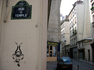 Keffer - Rue du Temple 04è avec le Space Invader PA-189 rue Geoffroy l'Angevin - Juin 2006