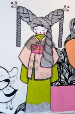 Koralie dans le graf collectif à l'expo - Avril 2006