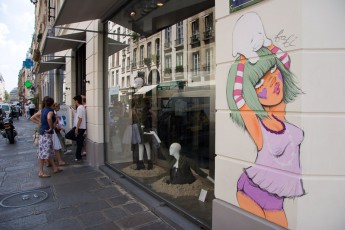 Fafi - Rue Saint Honoré 01er devant la boutique Colette - Juillet 2006