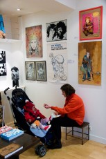 Anne s'occupant de Manon pendant que bibi profite.On voit là un bout d'Ezp, deux bouts d'Yz, la bombe de M-City, Le Bateleur, C215, MBW et Stew.Galerie Anne Vignial53 rue Charlot - 75003 Paris - info@annevignial.com - Décembre 2007