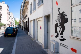 Jef Aérosol - Sur la Butte aux Cailles 13è - Accordéoniste - Juin 2006