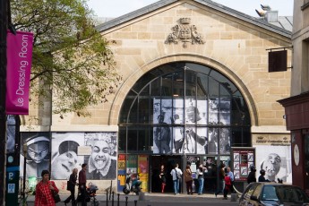 Entrée de l'Espace des Blancs-Manteaux avec toutes les affiches de JR - Avril 2006