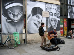 JR - 28mm - Sur la façade de l'Espace des Blancs-Manteaux - Avril 2006