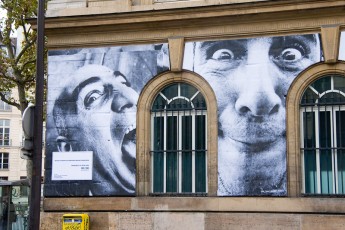 JR - Face to Face - Rue de Rivoli 04è, derrière l'hôtel de ville. ? et Nir, guide touristique, Haifa - Novembre 2007