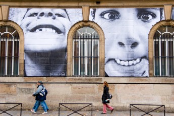 JR - Face to Face - Rue de Rivoli 04è, derrière l'hôtel de ville.Edos et Nour - Novembre 2007