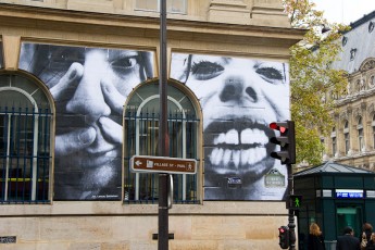 JR - Face to Face - Rue de Rivoli 04è, derrière l'hôtel de ville.Jad et Dalit - Novembre 2007