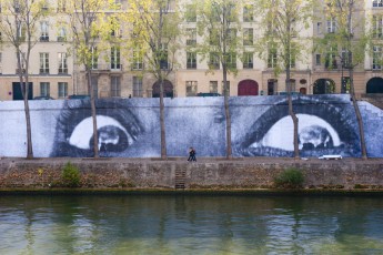 Affichage de JR sur l'Île Saint-Louis à Paris dans le cadre de son projet "Women are Heroes". Début de l'affichage en septembre 2009 à l'occasion de "La Nuit Blanche" (3 octobre), les photos ont disparues progressivement après de grosses pluies mi-octobre - Octobre 2009