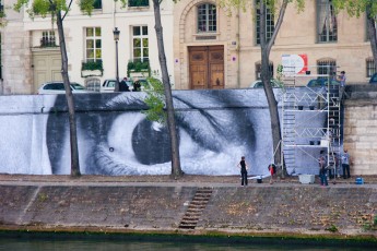 Affichage de JR sur l'Île Saint-Louis à Paris dans le cadre de son projet "Women are Heroes". Work in progress... Début de l'affichage en septembre 2009 à l'occasion de "La Nuit Blanche" (3 octobre), les photos ont disparues progressivement après de grosses pluies mi-octobre - Octobre 2009